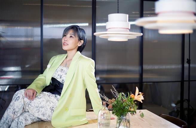 李佳薇推出新专辑《痛快》宣告演艺工作全面回归。（罗永铭摄）