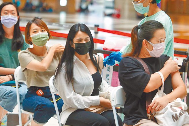 圖為民眾在台北車站施打站接種疫苗。（資料照片/陳君瑋攝）