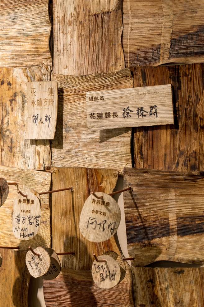 使用環保材質檳榔翹葉製成的花蓮植物牆面。(花蓮縣政府提供)