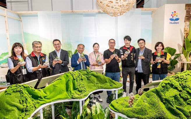 花蓮縣政府永續方舟館以「檳榔鞘葉」作為登船證，邀請現場貴賓們進入場館即象徵登上永續的航班。(花蓮縣政府提供)