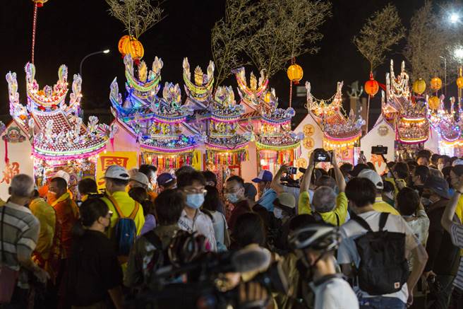 配合鸡笼中元祭 水灯队伍抵达望海巷现场后，水灯头依序排列在香案上，形成一列长长的灯座队伍。（黄子明摄) 