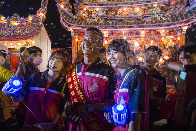 配合鸡笼中元祭 鸡笼中元祭11日晚间在基隆望海巷海滨施放水灯，各宗族精心制作的水灯金碧辉煌，也加入许多现代元素，有人连拍照都带着泡泡枪施放泡泡造景。（黄子明摄) 