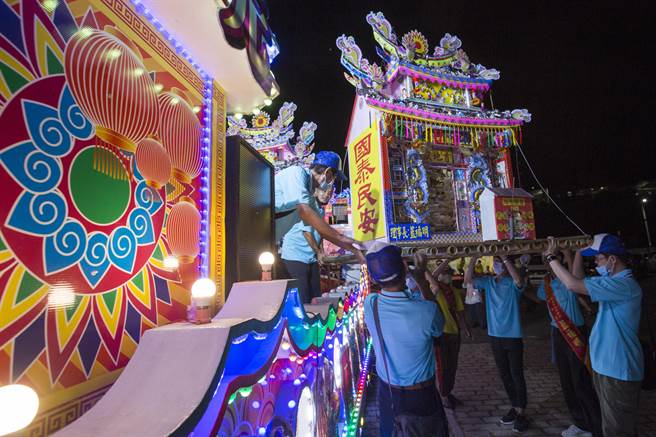 配合鸡笼中元祭 参加鸡笼中元祭水灯游行的工作人员将水灯卸下准备开始祭拜仪式。（黄子明摄) 
