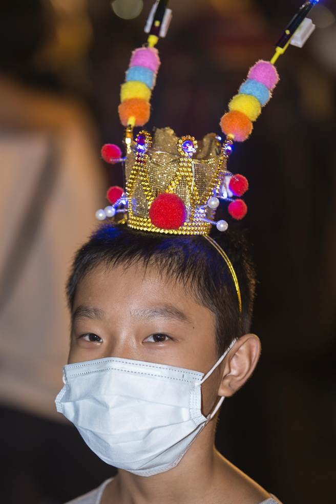 配合鸡笼中元祭 一名小朋友带着三太子头饰参观鸡笼中元祭水灯施放活动。（黄子明摄) 