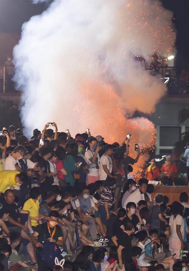配合鸡笼中元祭 鸡笼中元祭施放水灯现场不断有各宗族烧银纸并施放鞭炮，阵阵浓烟随着鞭炮声窜起。（黄子明摄) 