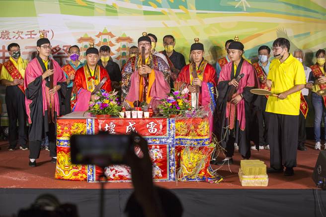 配合鸡笼中元祭 因疫情睽违两年的鸡笼中元祭11日晚间在基隆望海巷海滨施放水灯，在道长主持祭仪下，基隆市长林右昌与今年轮值主普黄姓宗亲会主委黄丁风、理事长黄枫林等，以及各宗族代表共同上香祈福。（黄子明摄)