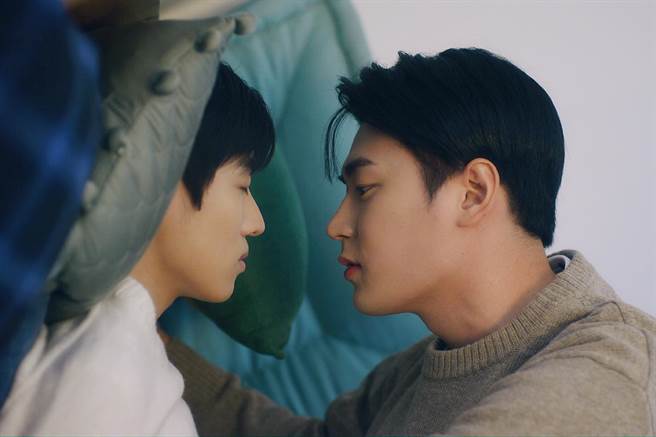 朴栖含（右）与朴宰灿（左）因《语意错误》人气水涨船高。（采昌提供）