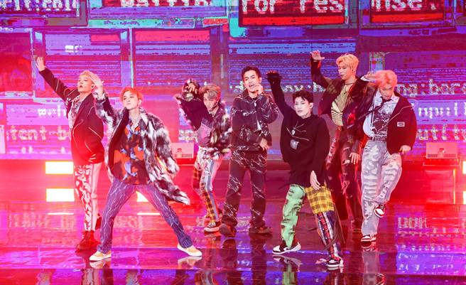 演唱會在「天王星」表演〈Yolo〉揭開序幕。（羅永銘攝）