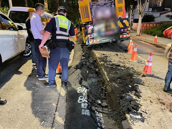 桃园市一名59岁余姓男子，今晚驾驶动力机械车行经平镇区环南路时，压到未凝固柏油使轮胎陷落路面。（翻摄画面／蔡明亘桃园传真）