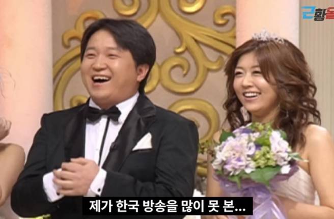 张佐绪里曾在《我们结婚了》和男星郑亨敦组成假想夫妻。(图／取自근황올림픽的YouTube)