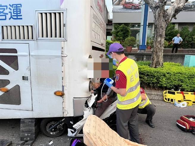 桃園市一名男高中生今晚無照駕駛騎車推撞公車。（翻攝畫面／蔡明亘桃園傳真）