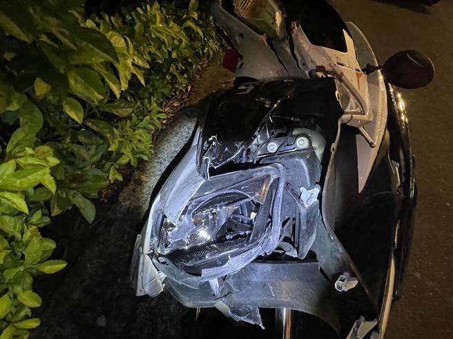 游姓男高中生的機車車頭全撞爛。（翻攝畫面／蔡明亘桃園傳真）