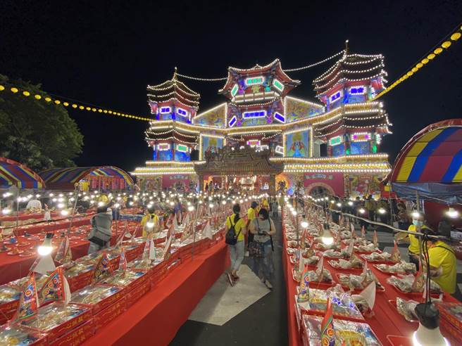 鷄笼中元祭12日晚间举行中元普度，除歷年都有的三连桌外，今年也特别提供婴儿桌，让早夭的老大公们也能享用。（张志康摄）