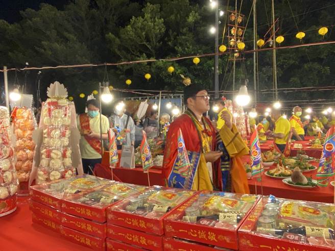 鷄笼中元祭12日晚间举行中元普度，除歷年都有的三连桌外，今年也特别提供婴儿桌，让早夭的老大公们也能享用。（张志康摄）