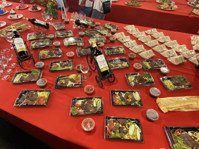 鷄笼中元祭12日晚间举行中元普度，除歷年都有的三连桌外，今年也特别提供婴儿桌，让早夭的老大公们也能享用。（张志康摄）