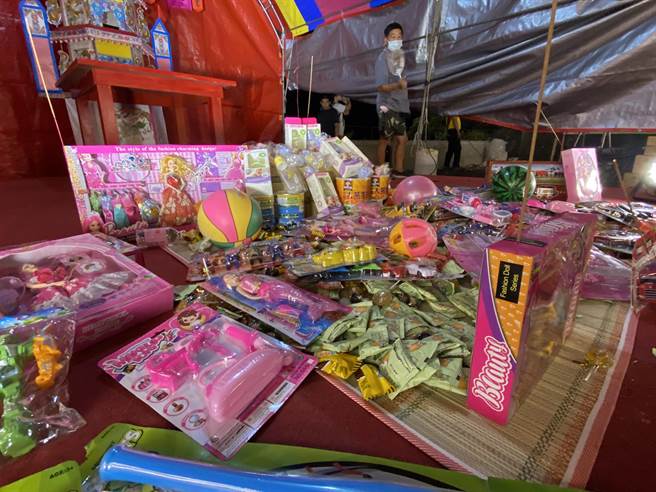 鷄笼中元祭12日晚间举行中元普度，除歷年都有的三连桌外，今年也特别提供婴儿桌，让早夭的老大公们也能享用。（张志康摄）