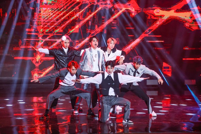 星際導師田一德（後排中）與土星表演羅志祥〈精舞門〉。（羅永銘攝）