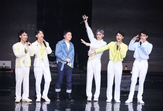 小宇宋念宇（左三）與水星、金星聯盟組合表演〈不為什麼〉、〈無視生非〉2首歌。（羅永銘攝）