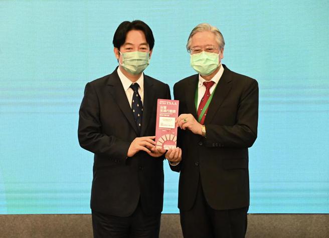 （「2022 TSAA台湾永续行动奖」颁奖典礼，合库荣获金奖最高荣耀，由副总统赖清德(左)颁发奖座予合库金控暨银行董事长雷仲达(右)。图／合库金控提供）