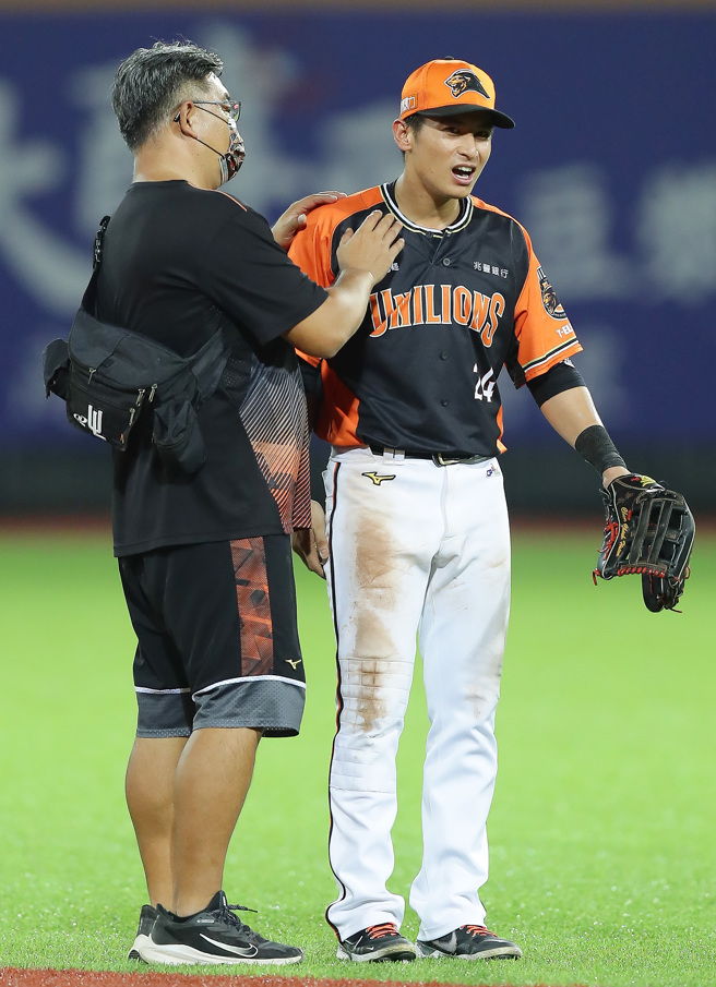 統一獅陳傑憲遭蜂螫提前退場。（季志翔攝）