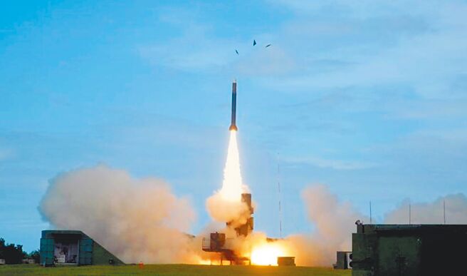 中科院先前公告18、19、25、26日晚间从屏东九鹏基地往台东东方、东北方试射火炮，目前尚未取消或延期。图为中科院去年试射火炮的画面。（取自中科院官网／ 庄哲权台东传真）