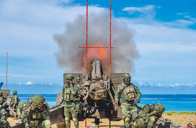 国军11日在屏东枫港执行重炮射击训练，由43炮指部、机步333旅及花防部等炮兵部队组成，官兵以熟练动作操作火炮武器，还在弹体上手写「守护家园」4字，表达捍卫国家决心。（军闻社）