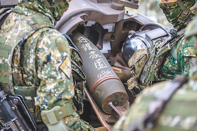 国军11日在屏东枫港执行重炮射击训练，由43炮指部、机步333旅及花防部等炮兵部队组成，官兵以熟练动作操作火炮武器，还在弹体上手写「守护家园」4字，表达捍卫国家决心。（军闻社）