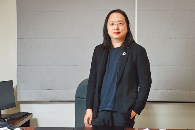 近期各部会网站频频被网路攻击瘫痪，台铁跟便利商店电子看板遭入侵更换内容，将掌数发部的唐凤表示，将着手修订相关法规，未来公共场域电子看板等资通讯产品或服务，都不能使用危害资通安全的产品。（中央社）