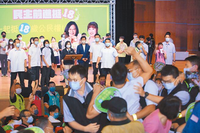 小英之友会11日在新北市国立台湾图书馆演艺厅举办全国首场「民主前进挺18」宣讲会，蔡英文总统宣讲时，台下统促党成员高举标语抗议，遭到维安人员架离。（张铠乙摄）
