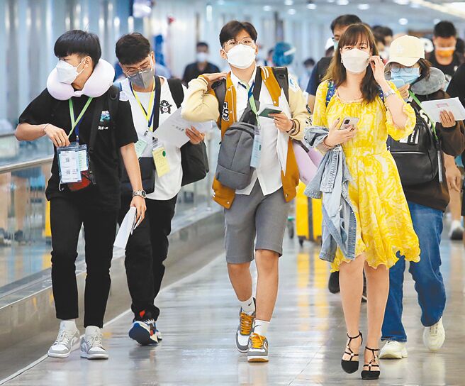 中央流行疫情指挥中心11日公布国内新增22909例新冠肺炎确定病例，分别为22650例本土个案及259例境外移入。图为在桃园机场入境管制区内，刚下机的旅客准备通关入境。（范扬光摄）