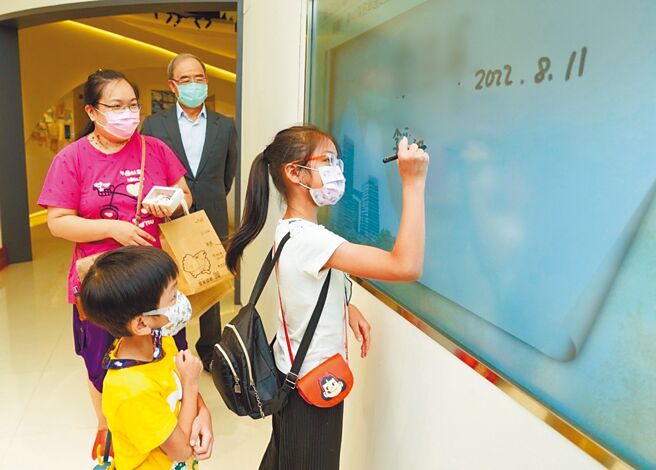 中國信託文薈館第40萬名參訪幸運之星於簽名牆上簽名留念。（中信銀行提供）