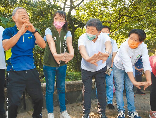 民進黨台北市長參選人陳時中（前排右二）11日至虎山步道和民眾一起做運動。（陳君瑋攝）