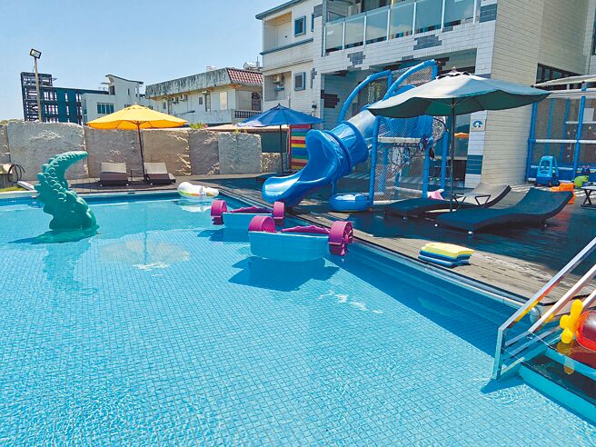 宜蘭一家知名親子民宿發生浴室玻璃門爆裂意外，造成3名女童受傷，所幸無生命危險。（吳佩蓉攝）