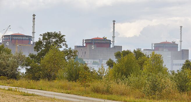 位於烏克蘭東南部札波羅熱（Zaporizhzhia）的歐洲最大核電廠附近城鎮於9日晚遭到轟炸。（新華社）