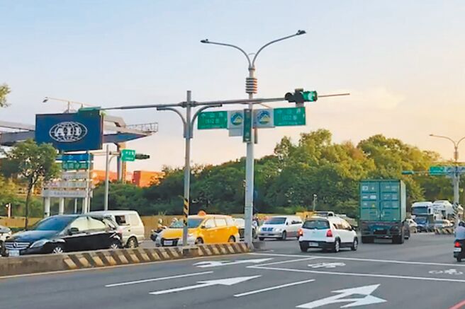 貿聯貨櫃場位處桃園醫院對面，常有重車進出，議員促遷移。（蔡依珍攝）