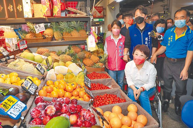 台中市长卢秀燕（前）昨日上午至建国市场，关心中元节前民眾採买及物资供应情形，以实际行动力挺在地农产品。（张妍溱摄）
