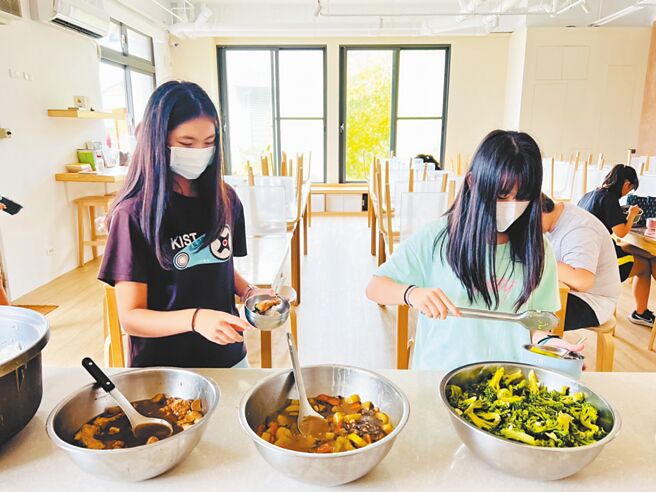 云林县山区学校营养午餐食材取得不易，古坑乡樟湖生态国民中小学协助桂林国小、草岭国小一起招标，总算有一家嘉义厂商愿意配送，图为樟湖国中小学生吃午餐。（周丽兰摄）