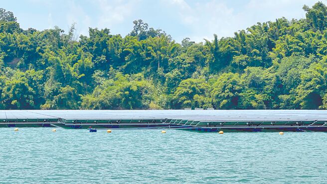 台南烏山頭水庫投入「種電」，其太陽能設施位置在遊湖船航道附近。（張毓翎攝）