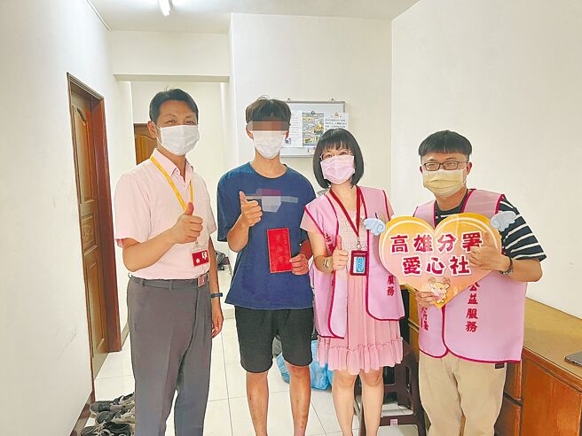 郭姓少年（左二）无照骑机车、打工养家赚学费，遭警察临检拦查开罚9900元无力缴清，行政执行署高雄分署体谅他的上进与困境，主动提供爱心捐款、协助办理罚锾分期，还暖心陪伴郭姓少年顺利考照，迈向全新人生。（法务部行政执行署高雄分署提供／袁庭尧高雄传真）