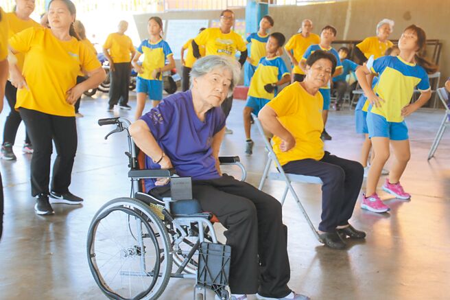 台東縣太麻里鄉新香蘭部落文化健康站活力健康操競賽11日初賽，參賽者自5歲至91歲都有。（蔡旻妤攝）
