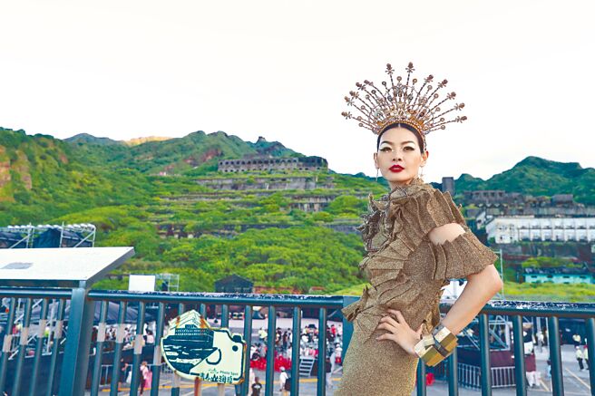 伊林超模林嘉绮演绎设计师潘怡良作品。（GIOIA PAN潘怡良提供）