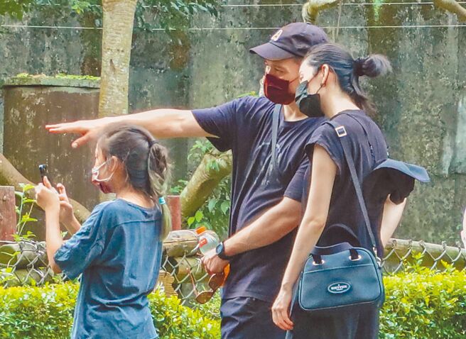 管罄（右起）、倪安东、日前带女儿开心出游，一家三口互动融洽。（读者提供）