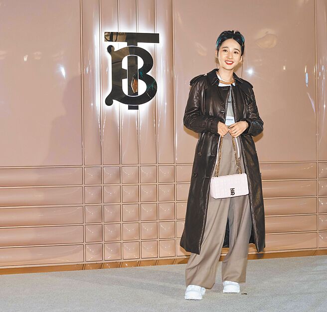 李沐以深色系大衣搭配粉色LOLA包打造視覺亮點。（吳松翰攝）