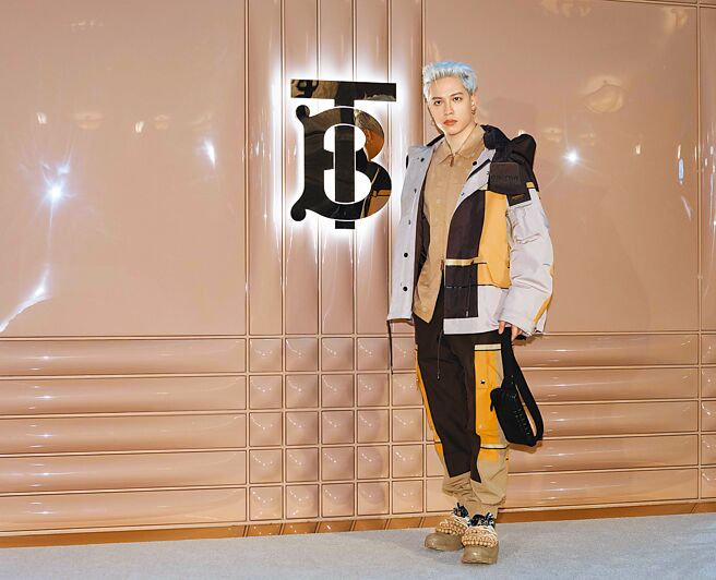 J.sheon以機能型套裝現身，為昨天的派對當DJ。（吳松翰攝）