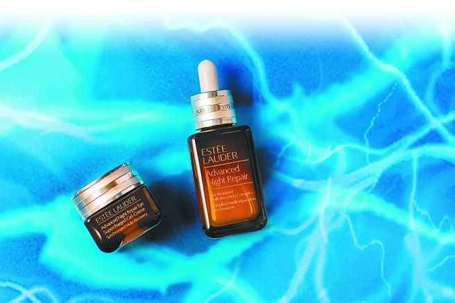 雅诗兰黛的特润超导全方位修护露（右，4200元）与特润全能修护亮眼霜（左，2750元）。（雅诗兰黛提供）