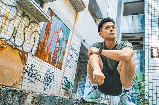 姜泰宇（敷米浆）首部惊悚悬疑小说《鬼拍手》，捕捉人性在面对恐惧瞬间的反应及抵抗。（郭吉铨摄）