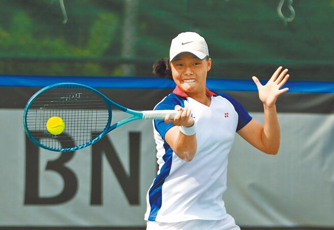 18岁小将李羽芸对越南靠发球与截击频频取分，拿下单打胜利。（四维体育推广教育基金会提供）