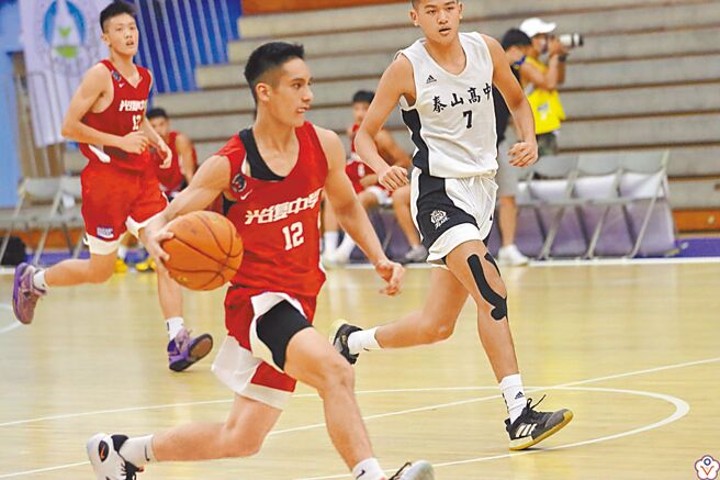光復高中林恩祈（前）拿下22分，助队取得世界中学生篮球锦标赛代表权。（高中体总提供）