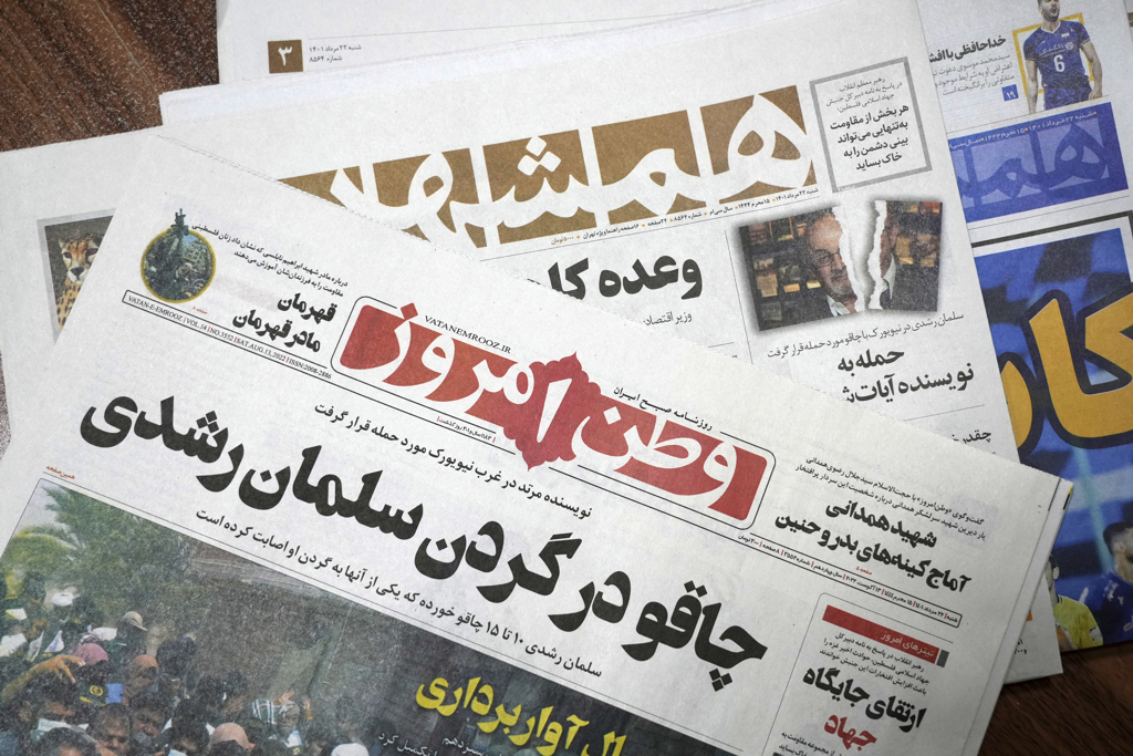 1989年伊朗时任领袖何梅尼Ayatollah Ruhollah Khomeini颁布「宗教令」（fatwa）追杀鲁西迪。图为事发后，伊朗当天的头条新闻。图/美联社(photo:ChinaTimes)
