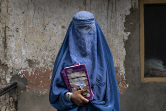 阿富汗女性罕見示威 遭塔利班毆打驅散